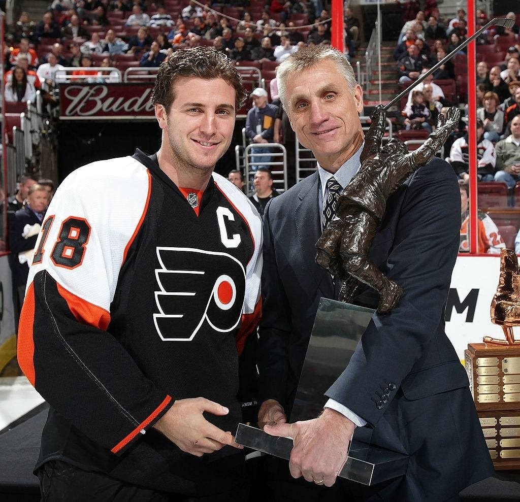 Mike Richards poses with Paul Holmgren holding the Bobby Clarke Trophy. (Credit: Flyers PR)