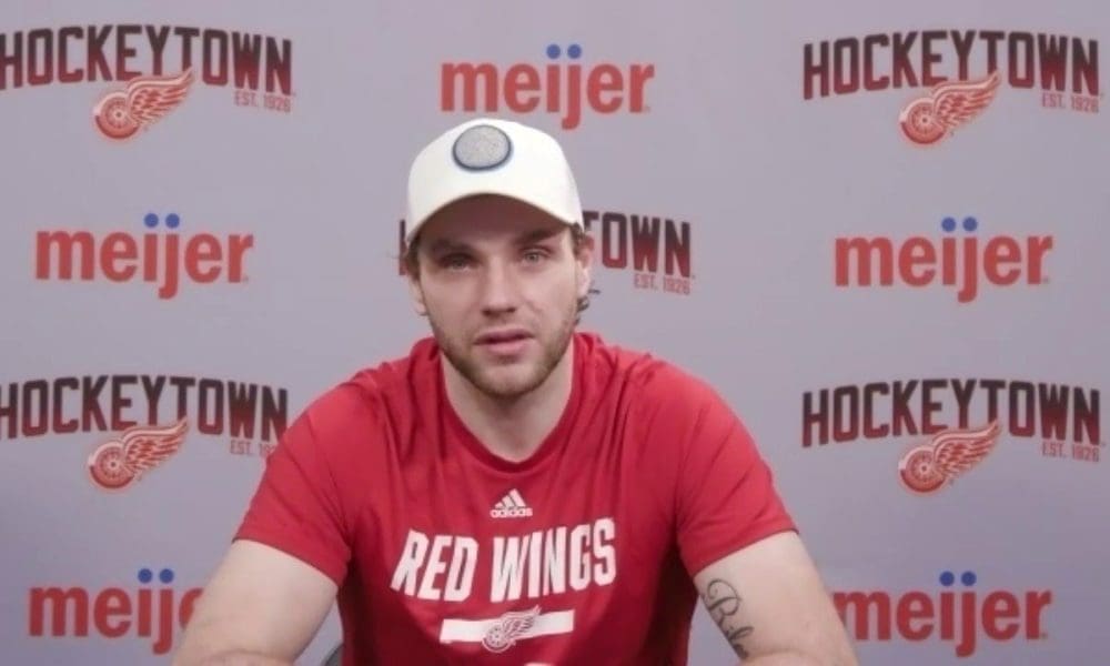 Bobby-Ryan-Red-Wings-sign?