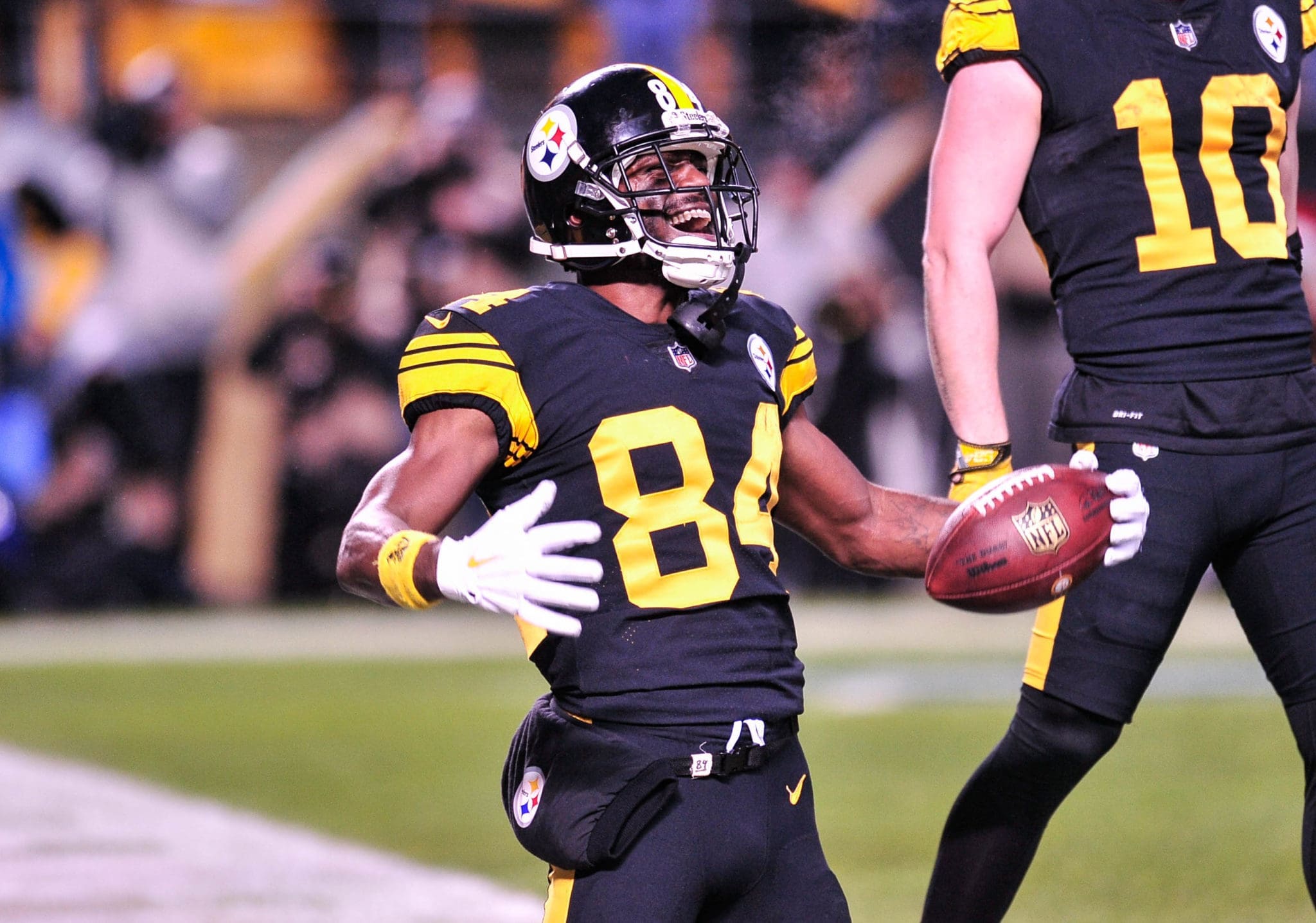 Pittsburgh Steelers' Antonio Brown apologizes for locker room