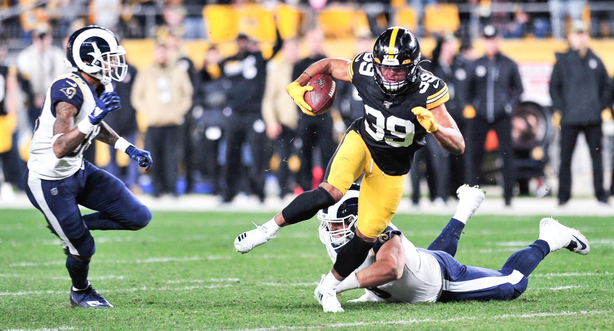 Colts safety Bob Sanders wins NFL Defensive Player award