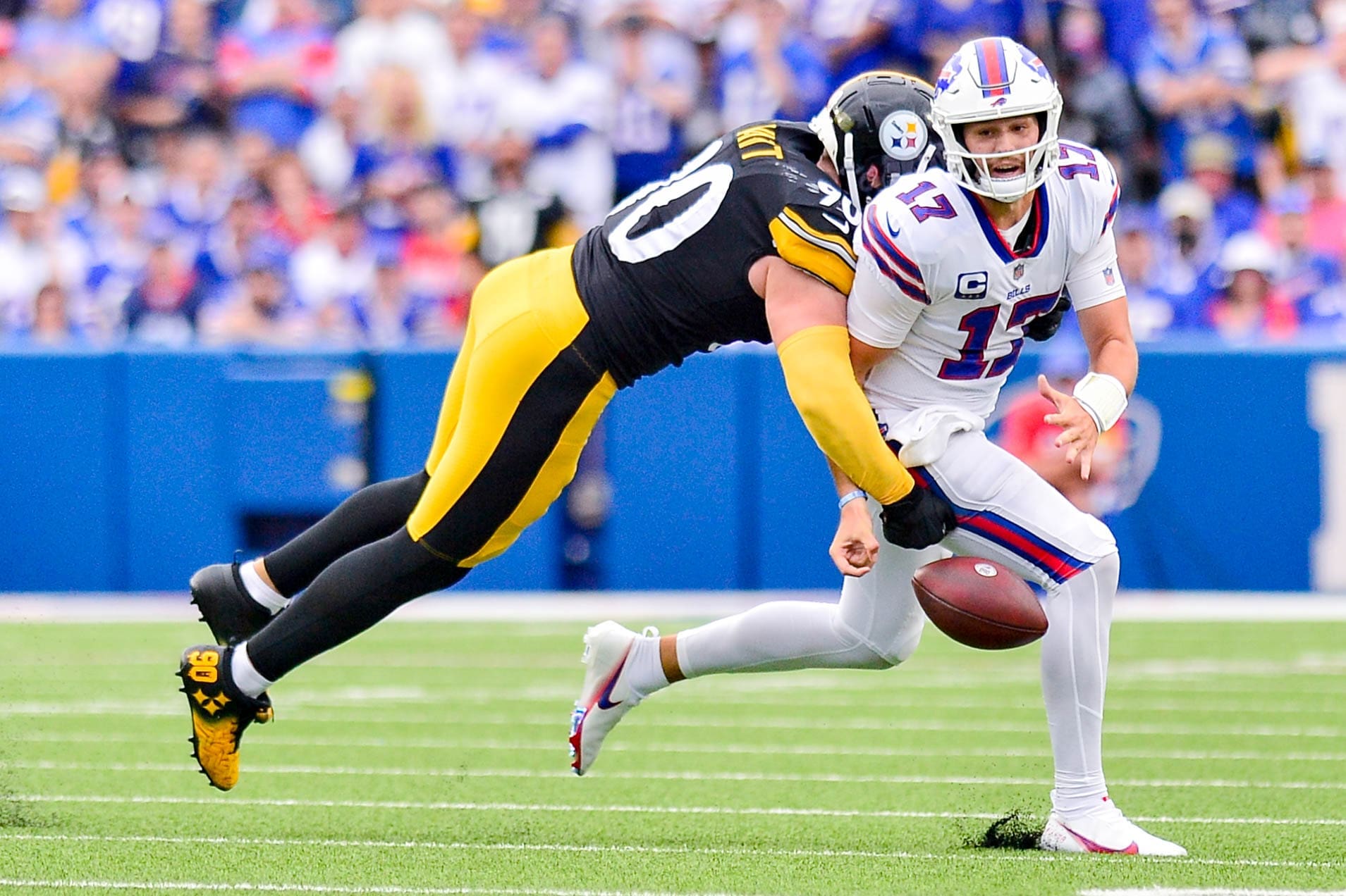 Pittsburgh Steelers outside linebacker T.J. Watt (90) runs from Kansas City  Chiefs tight end Tr …