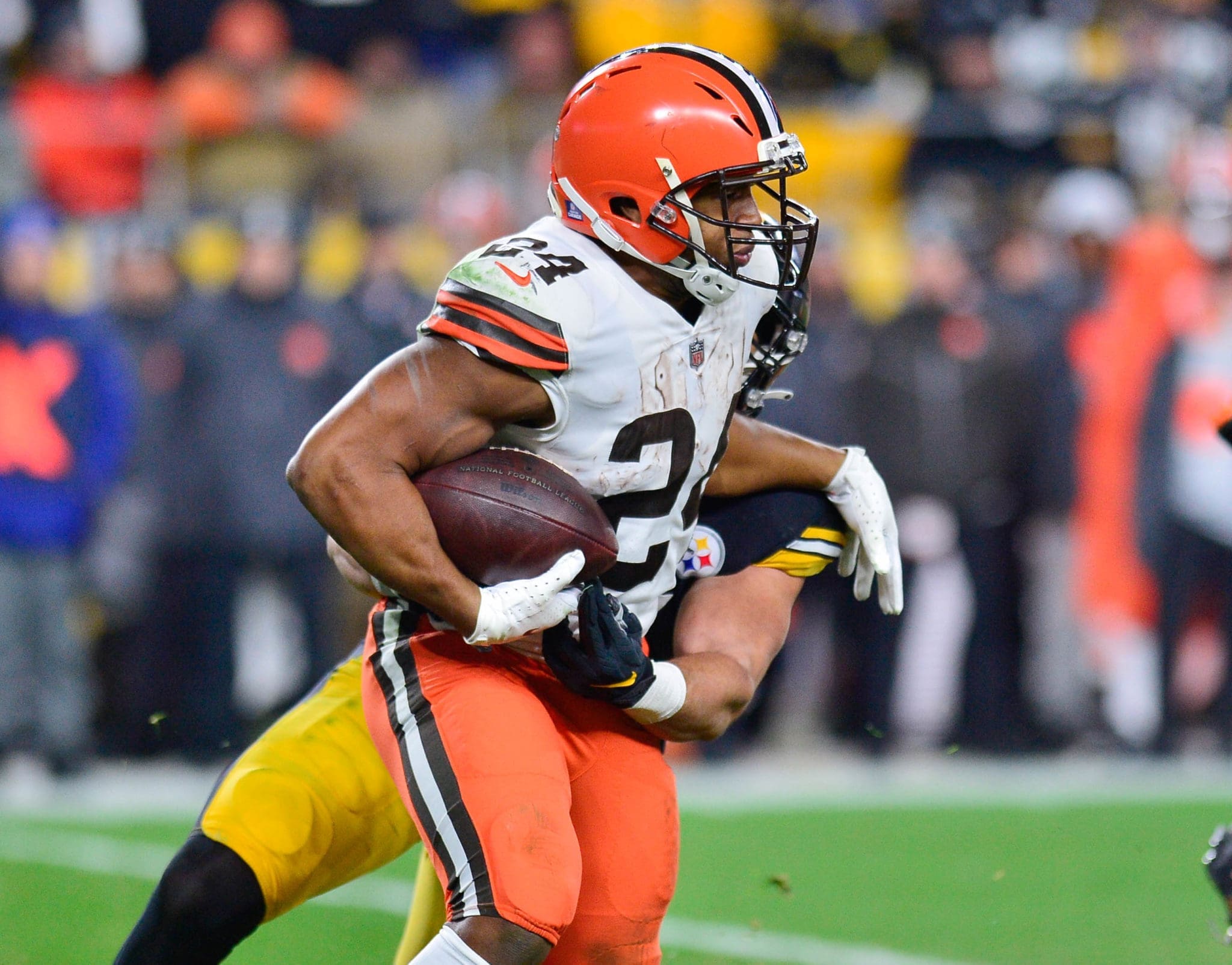 Browns RB Nick Chubb carted off with left knee injury vs. Steelers