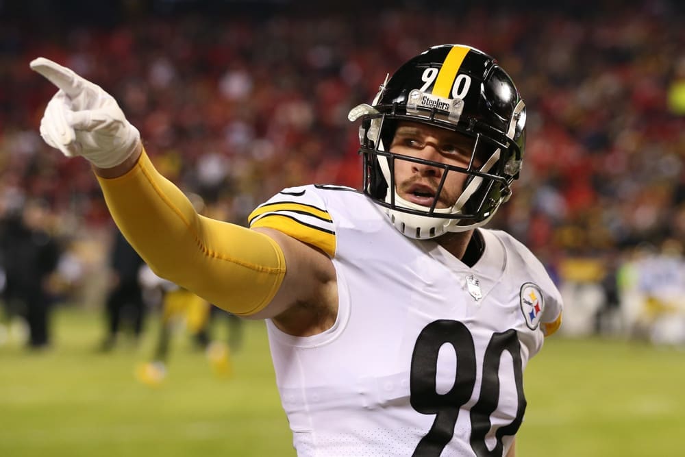 Pittsburgh Steelers linebacker T.J. Watt (90) returns a fumble by Cleveland  Browns quarterback