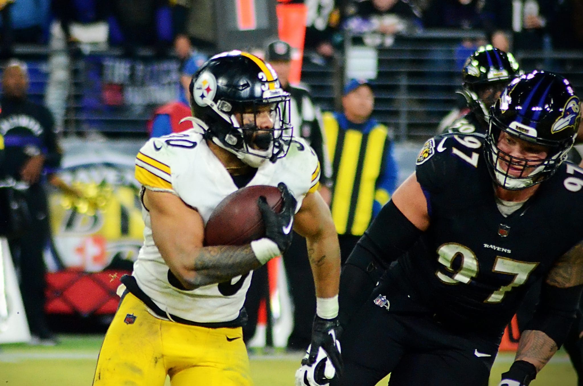 Jaylen Warren runs the ball as the Steelers face the Ravens on Jan. 1, 2022 in Baltimore. (Mitchell Northam / Steelers Now)