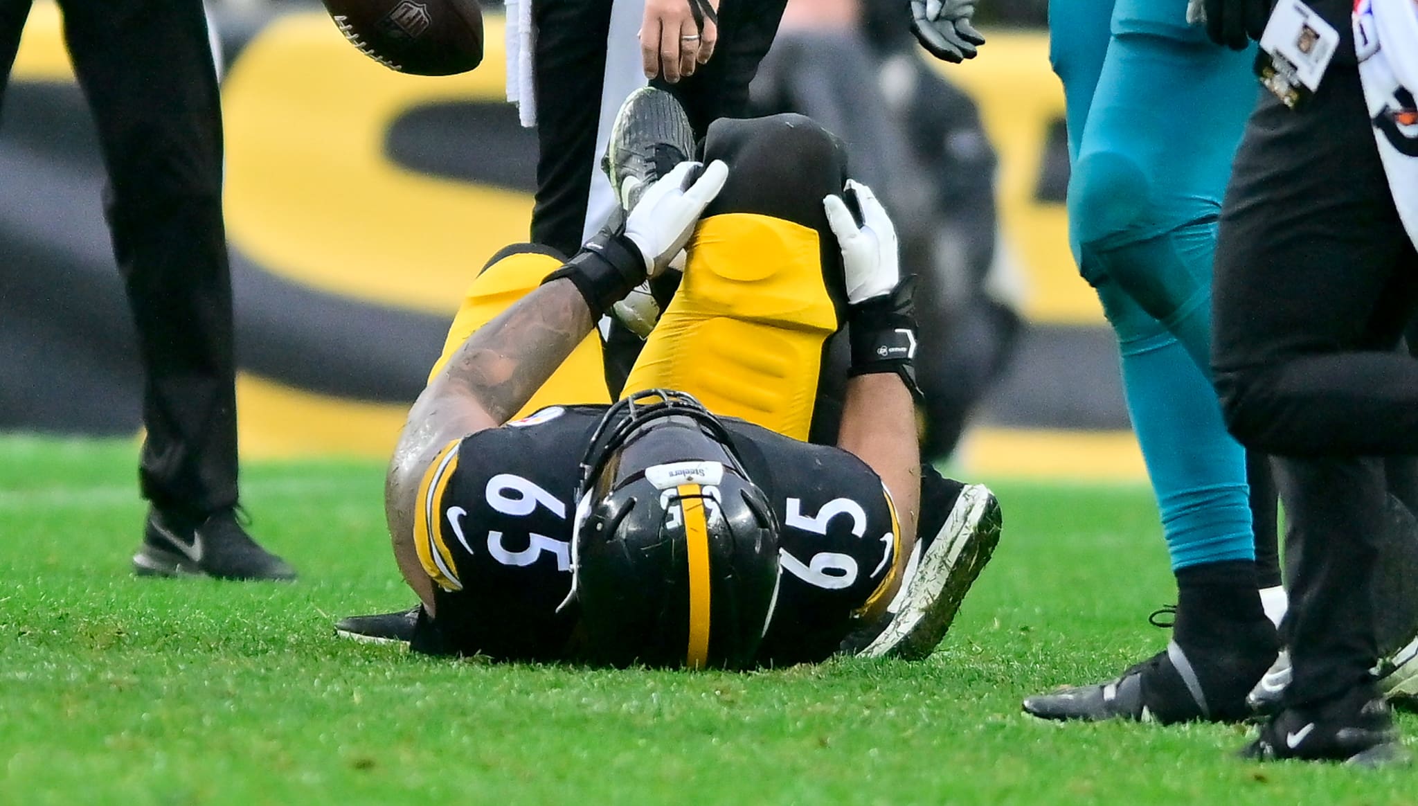 Pittsburgh Steelers left tackle Dan Moore Jr. is down with an injury against the Jacksonville Jaguars on Oct. 29, 2023. -- Ed Thompson / Steelers Now